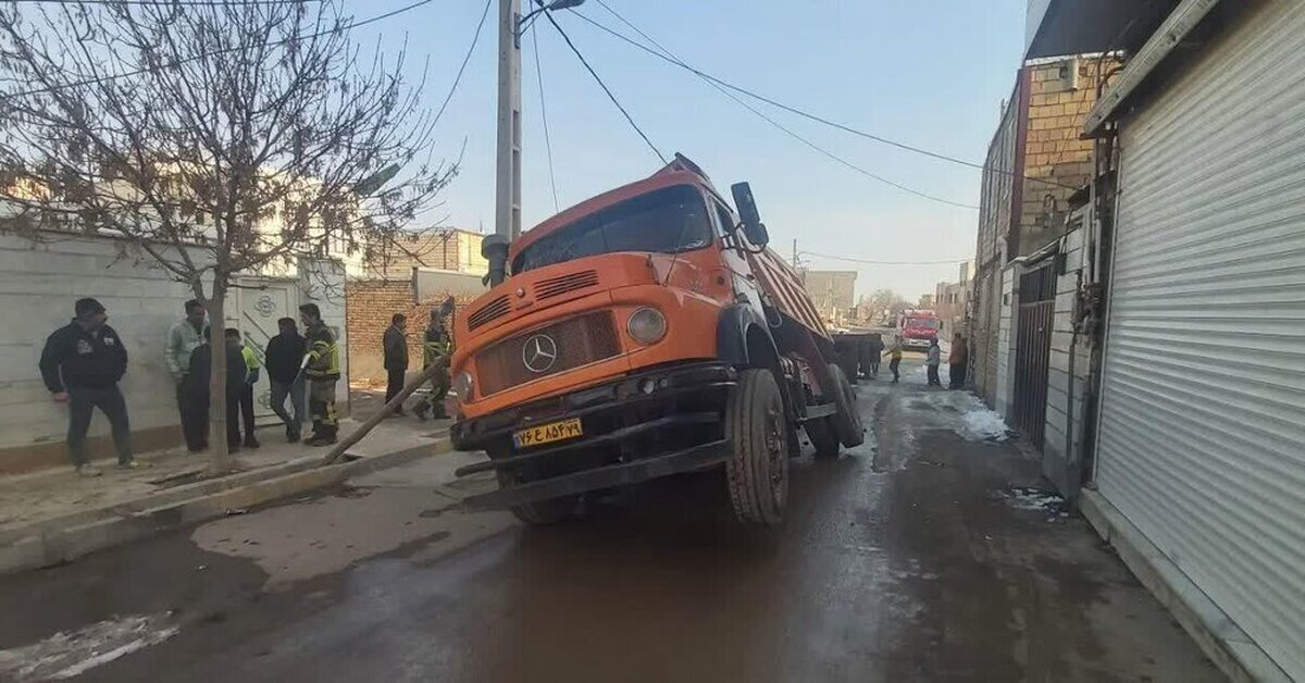 فرو رفتن کامیون در قنات/ عکس 1 فرو رفتن کامیون در قنات/ عکس