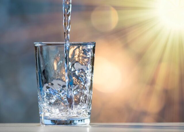 مزایای مصرف آب؛ نوشیدن آب گرم بهتر  است یا آب سرد؟
