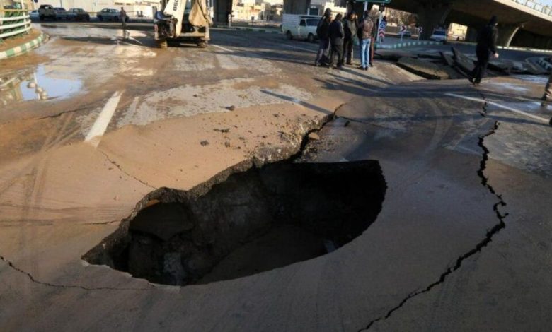 رانش زمین مادر و دختر را بلعید/ تلاش فوتبالیست جوان برای نجات آنها