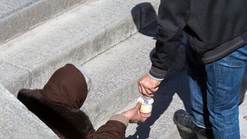 گدای مشهدی دستگیر شد/ ۶۹میلیون تومان پول در جیبش داشت!