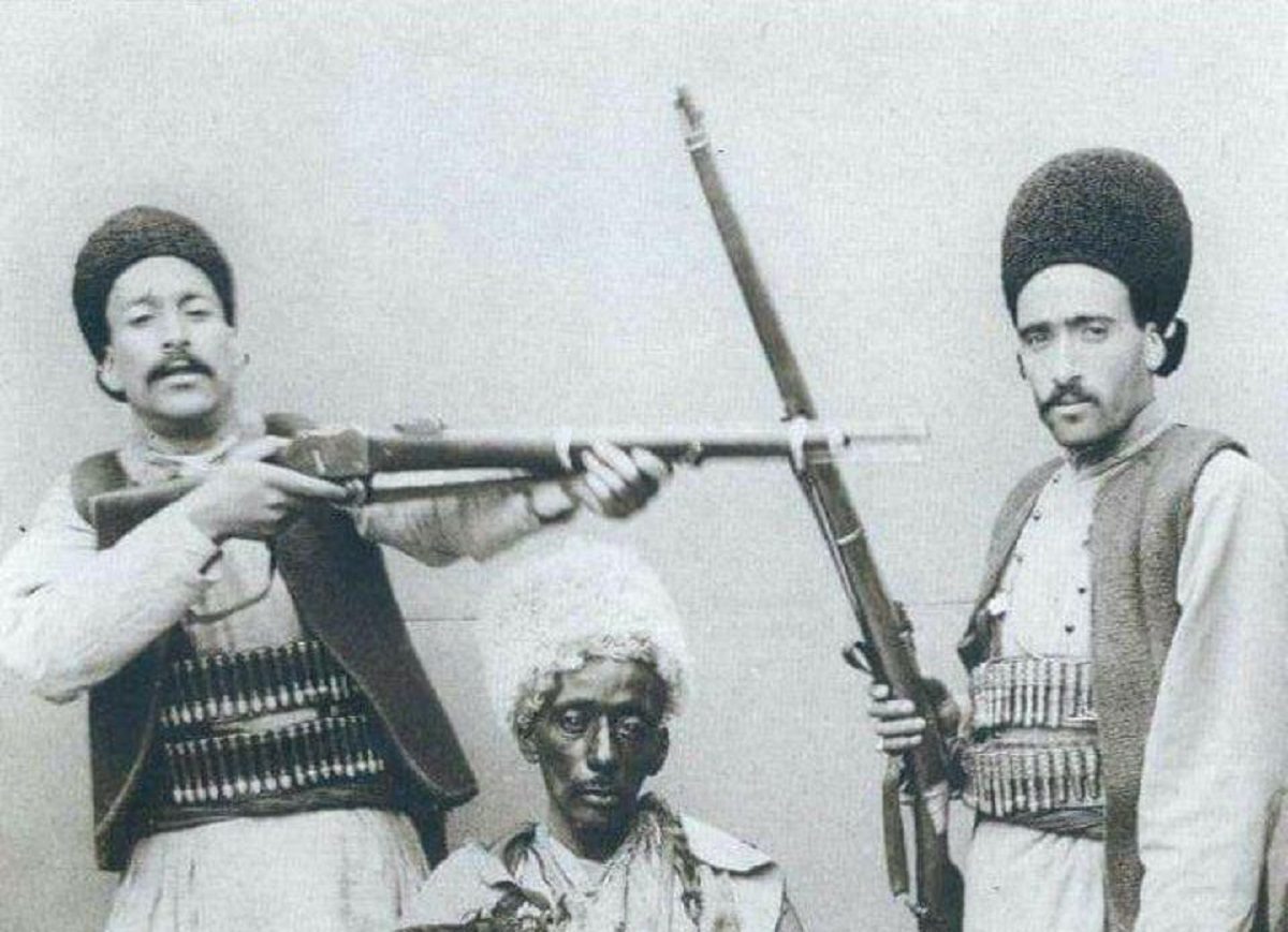 سه تن از تفنگ داران تبریزی در روزهای فتح تهران توسط مشروطه خواهان (عکس)