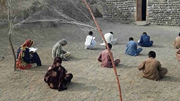 کودکان بازمانده از تحصیل؛ مرز آن‌ها را به کشتن می‌دهد / زندگی کودکان بلوچ خاش حتی با یک کفش دگرگون می‌شود (فیلم)