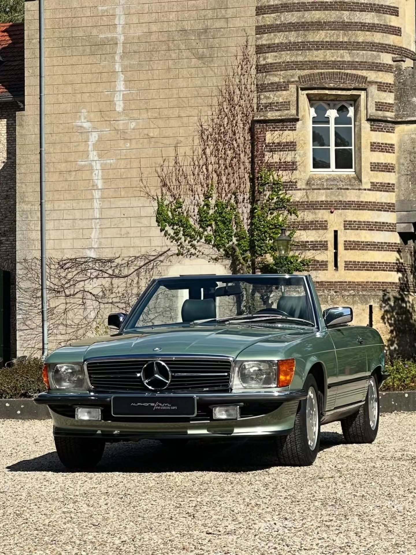 نمای خودروی اسپرت کلاسیک مرسدس بنز SL مدل R107، رکورددار طولانی‌ترین دوره تولید و اولین مدل SL مجهز به موتور V8