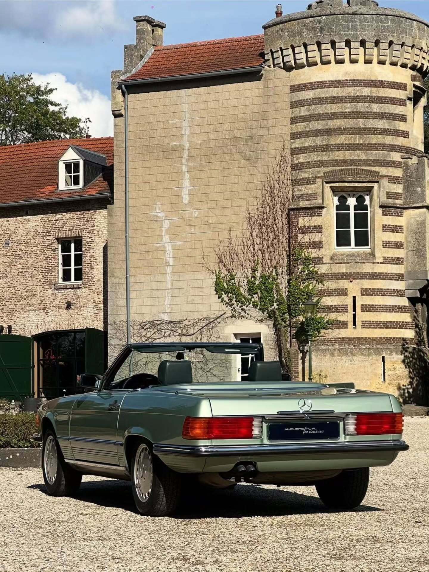 نمای خودروی اسپرت کلاسیک مرسدس بنز SL مدل R107، رکورددار طولانی‌ترین دوره تولید و اولین مدل SL مجهز به موتور V8