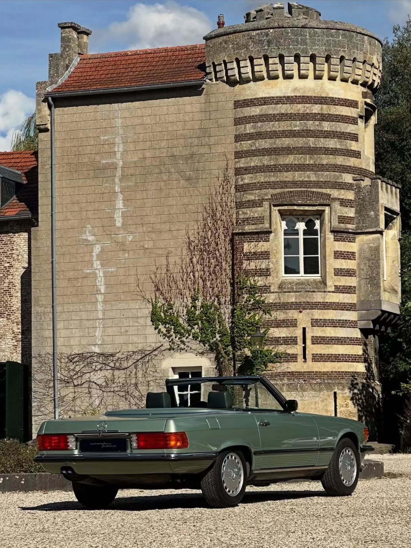 نمای خودروی اسپرت کلاسیک مرسدس بنز SL مدل R107، رکورددار طولانی‌ترین دوره تولید و اولین مدل SL مجهز به موتور V8