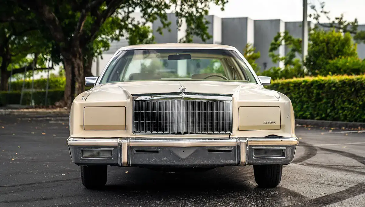 کرایسلر نیویورکر ۱۹۷۹؛ سدان لوکس با حس هتل متحرک! (عکس)