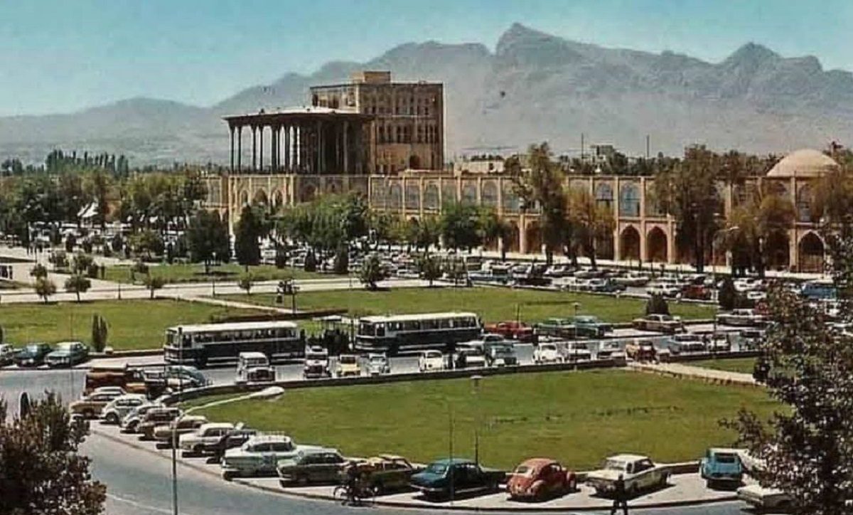 نمایی از میدان نقش جهان اصفهان در ابتدای دهه پنجاه