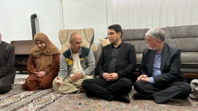 دیدار وزیر ارشاد با خانوادە ‌نوزادی که در جنگ ۱۲ روزه شهید شد