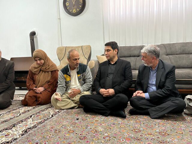 دیدار وزیر ارشاد با خانوادە نوزادی که در جنگ ۱۲ روزه شهید شد 1 دیدار وزیر ارشاد با خانوادە نوزادی که در جنگ ۱۲ روزه شهید شد