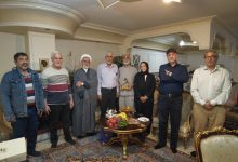 تندیس‌هایی مردمی در دستان قهرمانانی گمنام