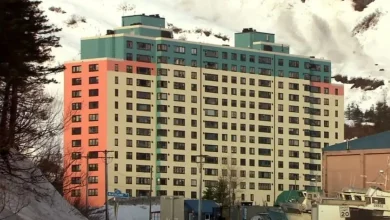 شهر عجیبی که تمام ساکنانش در یک برج با فروشگاه، کلیسا و کلانتری زندگی می‌کنند