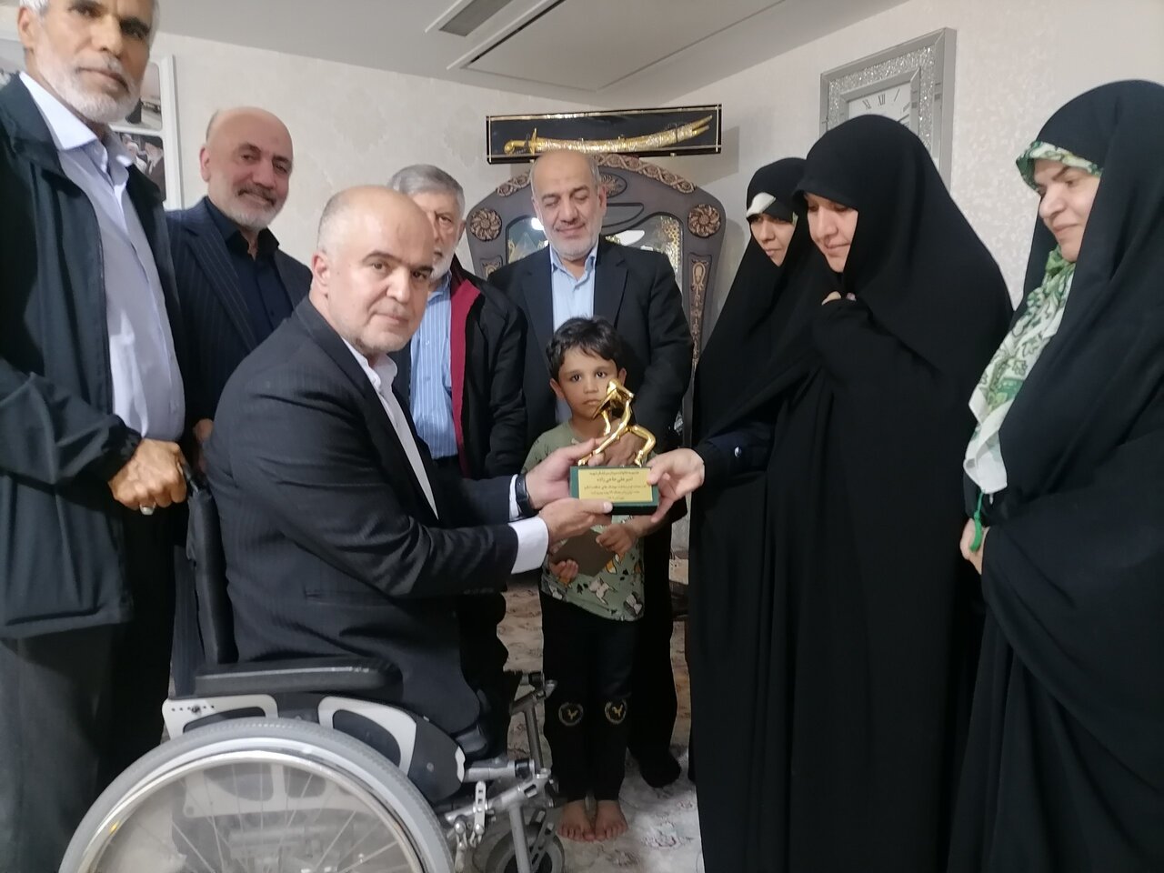 تندیس‌هایی مردمی در دستان قهرمانانی گمنام