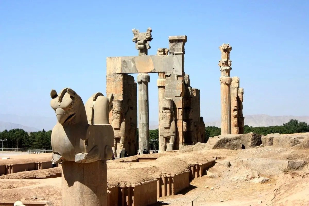 تختجمشید ۱۳۷۵؛ قاب خاموش از شکوه فراموششده