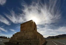 درون آرامگاه کوروش این شکلی است