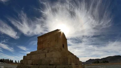 درون آرامگاه کوروش این شکلی است