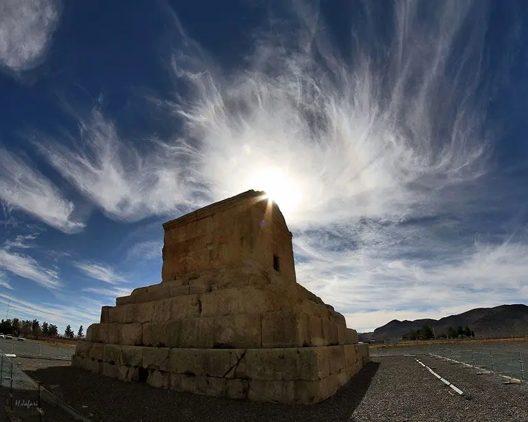 درون آرامگاه کوروش این شکلی است