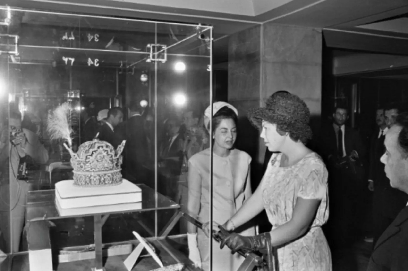 «یولیانا»، ملکه هلند، در سال ۱۳۴۲ به ایران سفر کرد. او در این سفر از شهرها و بناهای تاریخی مختلفی مانند تخت‌جمشید و میدان نقش‌جهان بازدید کرد. یکی دیگر از بخش‌های مهم این سفر، دیدار او از خزانه جواهرات سلطنتی بود؛ گنجینه‌ای که تاج‌ها، نگین‌ها، الماس‌ها و سنگ‌های قیمتی خاندان‌های پهلوی را در خود جای داده بود.