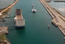 این جزیره به یک پل شناور وابسته است