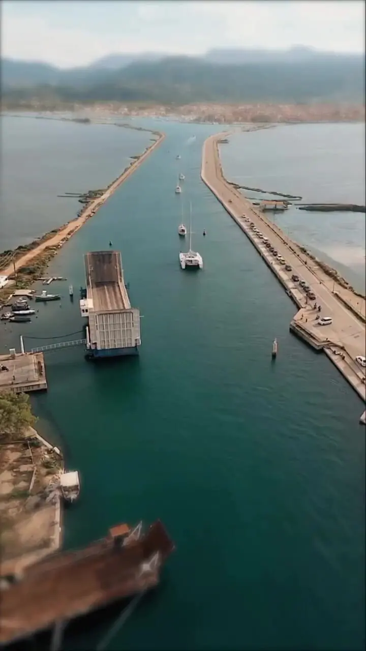 این جزیره به یک پل شناور وابسته است