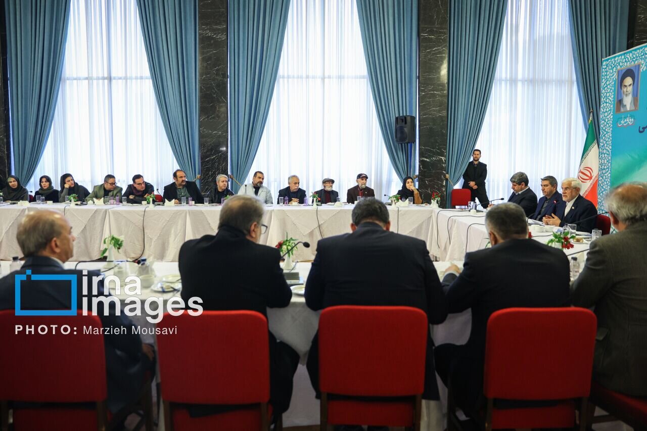 درخواست هنرمندان: سانسور را حذف کنید/ نام بردن از «حسین محمدی» بازیگر زندانی در حضور محمدرضا عارف و سیدعباس صالحی